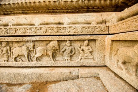 Téléchargez les photos : Cavalier persan vendant ses chevaux au roi de Vijayanagar sculptant sur le mur du temple Vithala à Hampi, Karnataka, Inde - en image libre de droit