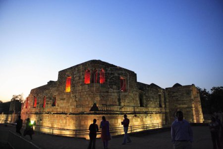 Téléchargez les photos : Mosquée illuminée Quawwat ul Islam la nuit dans le complexe Qutab Minar construit en 1311, art indo-musulman, sultanat de Delhi, Delhi, Inde Site du patrimoine mondial de l'UNESCO - en image libre de droit