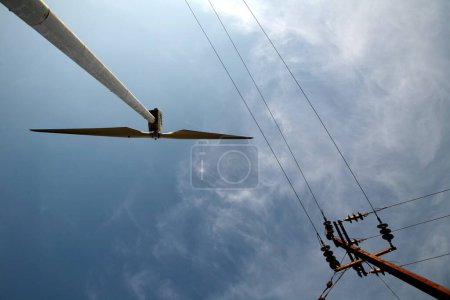 Téléchargez les photos : Moulin à vent sur les lignes électriques pole à Sankeshwar dans le Karnataka, Inde - en image libre de droit