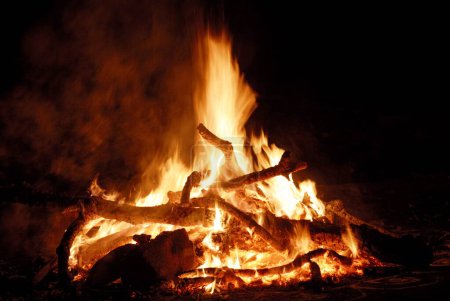 Un énorme feu de bois allumé pour célébrer le festival Holi, Borivali, Bombay Mumbai, Maharashtra, Inde