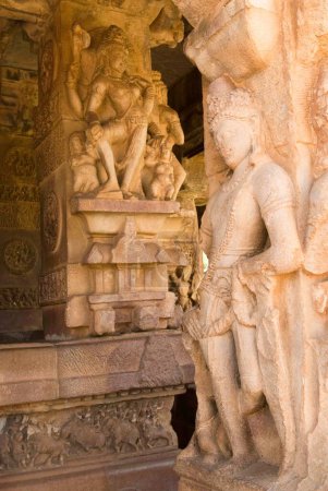 Foto de Ardhanarishvara escultura tallada en una de las columnas en el templo de Durga, Aihole, Karnataka, India - Imagen libre de derechos