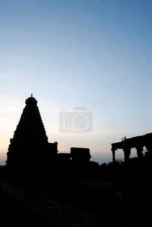 Téléchargez les photos : Gopuram de Brihadeshwara temple en silhouette dédié au seigneur Shiva, Thanjavur, Tamil Nadu, Inde Patrimoine mondial de l'UNESCO - en image libre de droit