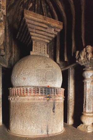 Téléchargez les photos : Stupa dans la grotte de couloir bouddhiste Chaitya dans le groupe Lenyadri ou Ganesh lena, Taluka Junnar, district Pune, Maharashtra, Inde - en image libre de droit