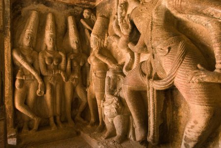 Téléchargez les photos : Bas-relief dans le temple rupestre Ravanaphadi à Aihole, Karnataka, Inde - en image libre de droit
