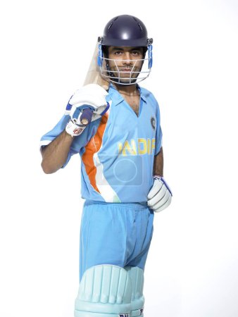 Indischer Schlagmann mit Schläger trug Helm für Cricket-Match