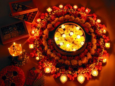Foto de Diyas y arreglo de flores para el festival de luces Diwali - Imagen libre de derechos