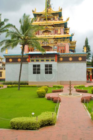 Téléchargez les photos : Namdroling monastère Palyul Nyingmapa Buddhist Centre Byalakuppe, district de Mysore, Karnataka, Inde - en image libre de droit