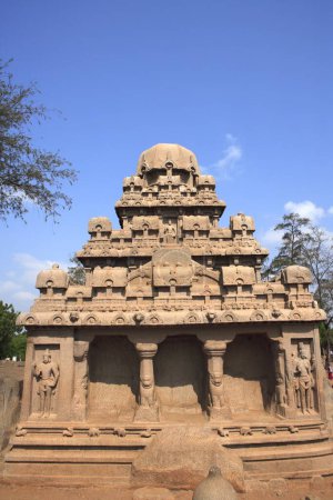 Téléchargez les photos : Dharmaraja Ratha et Pancha Rathas ont sculpté des temples de sculpture de roche monolithe, Mahabalipuram, district de Chengalpattu, Tamil Nadu, Inde Patrimoine mondial de l'UNESCO - en image libre de droit