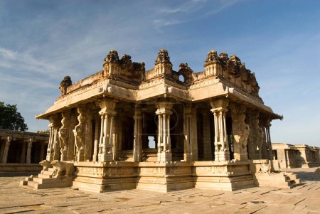 Pabellón de boda de Kalyana Mandapa en el templo de Vitthala en Hampi, Karnataka, India