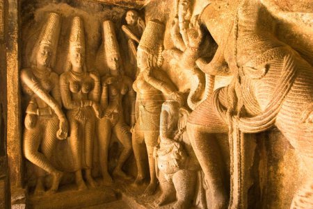 Bajorrelieve en el templo cueva Ravanaphadi en Aihole, Karnataka, India