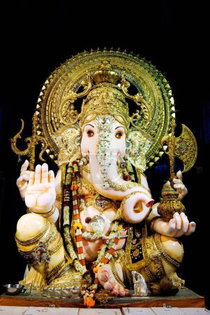Téléchargez les photos : Idole en fibre de verre de seigneur ganesh éléphant tête dieu 15 pieds de hauteur pour le festival Ganpati année 2008, Shree Tulsibaug Ganpati quatrième en l'honneur à Pune, Maharashtra, Inde - en image libre de droit