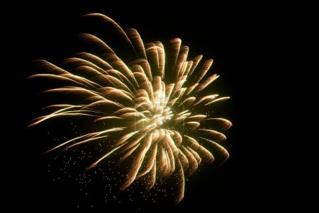 Téléchargez les photos : Crackers magnifique feu d'artifice dans le ciel la nuit pour célébrer le festival Gudi padva, Thane, Maharashtra, Inde - en image libre de droit