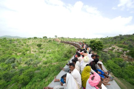 Téléchargez les photos : Personnes assises sur le toit d'un train, Rajasthan, Inde NOMR - en image libre de droit