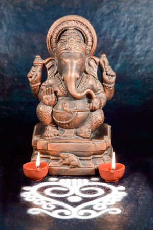 Foto de Escultura de ganesh con lámpara de aceite, India - Imagen libre de derechos