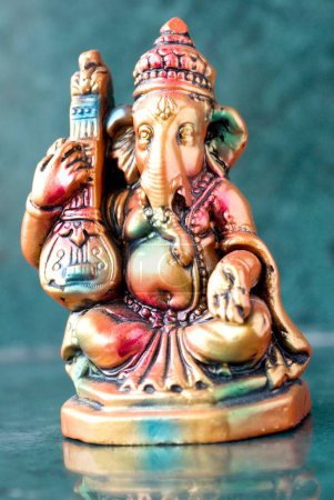 Foto de Señor Ganesha ganpati yeso ídolo sentado colorido tocar tanpura tambora india cuerda musical Instrumento - Imagen libre de derechos
