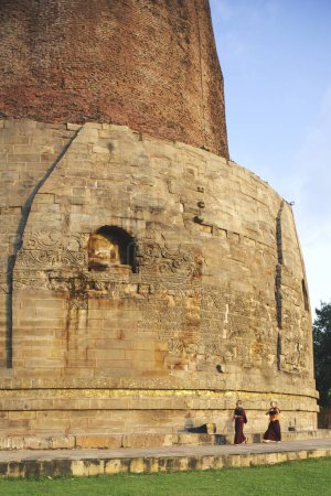 Mönche in Dhamekh Stupa im fünften Jahrhundert n. Chr. Sarnath bei Varanasi, Uttar Pradesh, Indien
