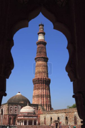 Foto de Tumba del Imán Zamins de Alai Darwaza con Qutab Minar construida en 1311 torre de arenisca roja, Delhi, India Patrimonio de la Humanidad por la UNESCO - Imagen libre de derechos