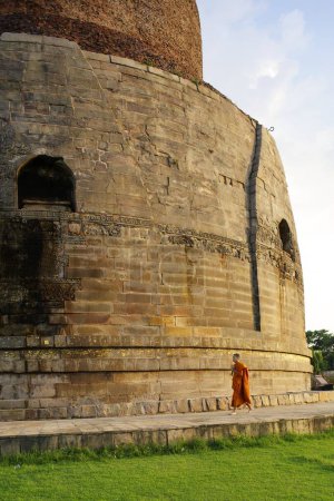 Téléchargez les photos : Moine bouddhiste au stupa Dhamekh Ve siècle après J.-C. Sarnath près de Varanasi, Uttar Pradesh, Inde - en image libre de droit