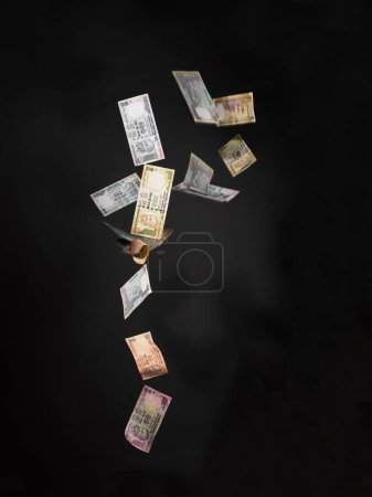 Foto de Billetes de moneda india flotando en el aire - Imagen libre de derechos