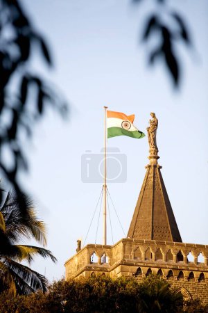 Téléchargez les photos : Drapeau indien sur le toit du bâtiment de la haute cour avec statue de nyay ki devi dame de jugement égal, Bombay Mumbai, Maharashtra, Inde - en image libre de droit
