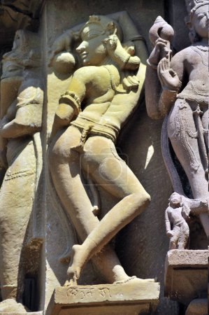 Khajuraho anmutige Apsaras und Nayikas an der Wand des lakshmana Tempels madhya pradesh Indien