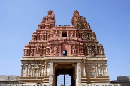 Téléchargez les photos : Entrée principale gopuram du Temple Vitthal, Hampi, Vijayanagar, site du patrimoine mondial de l'UNESCO, plateau Deccan, Taluka Hospet, District Bellary, Karnataka, Inde - en image libre de droit
