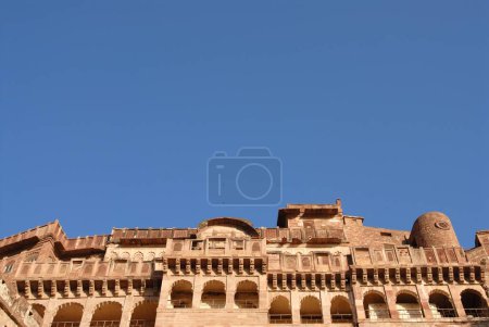 Foto de Vista lateral del fuerte de Jodhpur con cielo azul, Rajastán, India - Imagen libre de derechos