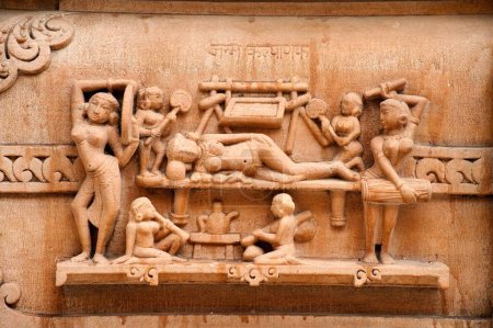 Sculpture de saint sur le mur du temple panchasara parasvanath jain, Patan, Gujarat, Inde