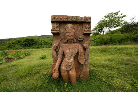 Téléchargez les photos : Statue en ruine au patrimoine Site fouillé bouddhiste, Ratnagiri, Orissa, Inde - en image libre de droit