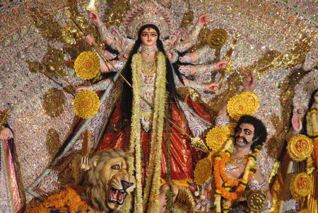 Diosa Durga matando demonio en Durgotsav Navratri Navaratri Bengal club, Shivaji park, Dadar, Bombay Mumbai, Maharashtra, India 2008