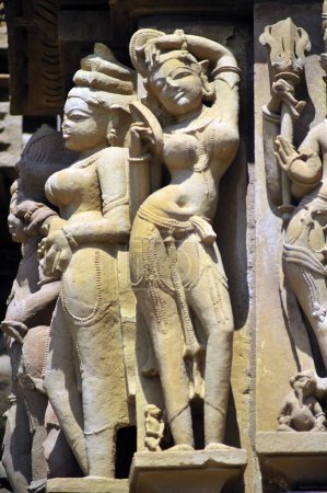 Khajuraho anmutige Apsaras und Nayikas an der Wand des lakshmana Tempels madhya pradesh Indien