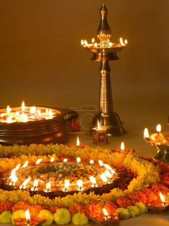 Téléchargez les photos : Lampes à huile Diyas et arrangement de fleurs pour le festival diwali ; Inde - en image libre de droit