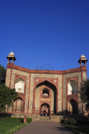 Foto de Puerta oeste de la tumba de Humayuns construida en 1570, Delhi, India Patrimonio de la Humanidad por la UNESCO - Imagen libre de derechos