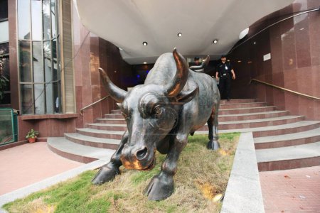 Téléchargez les photos : Statue de taureau en bronze à la bourse de Bombay BSE, Bombay, Mumbai, Maharashtra, Inde - en image libre de droit