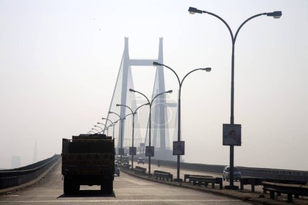 Téléchargez les photos : Camion passant sur Vidyasagar Setu deuxième pont au-dessus de la rivière HooApproximativement, Calcutta maintenant Kolkata, Bengale occidental, Inde - en image libre de droit
