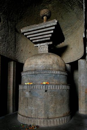 Foto de Estupa budista en cuevas Bedsa en el siglo II a.C. , Pune , Maharashtra , India - Imagen libre de derechos