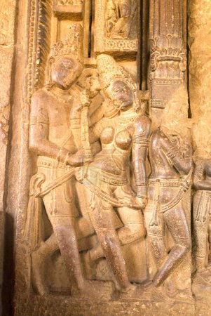 Pareja amorosa tallada en una de las columnas en el porche en el templo de Durga, Aihole, Karnataka, India