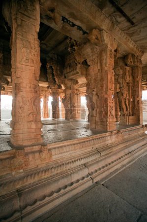 Foto de Columnas decorativas talladas en el templo vitthal, Hampi, Karnataka, India - Imagen libre de derechos