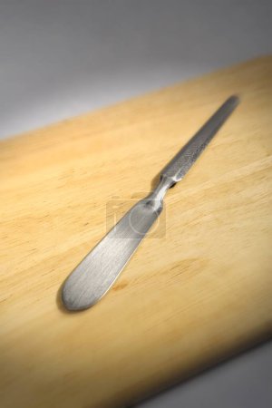 Téléchargez les photos : Articles de cuisine, couteau à beurre sur planche de bois - en image libre de droit