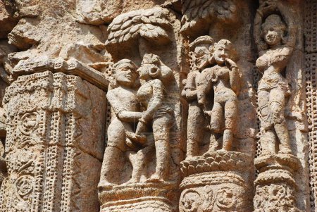 Foto de Estatuas eróticas talladas en la pared del templo solar de Konarak, Konarak, Orissa, India Patrimonio de la Humanidad - Imagen libre de derechos