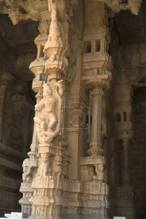 Téléchargez les photos : Sculptures à Sabha Mandap dans le temple Vitthala, Hampi, Karnataka, Inde - en image libre de droit