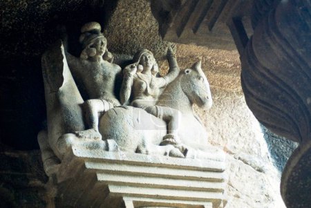Details der Schnitzerei auf Säulen in der Bedsa Felshöhle, District Pune, Maharashtra, Indien
