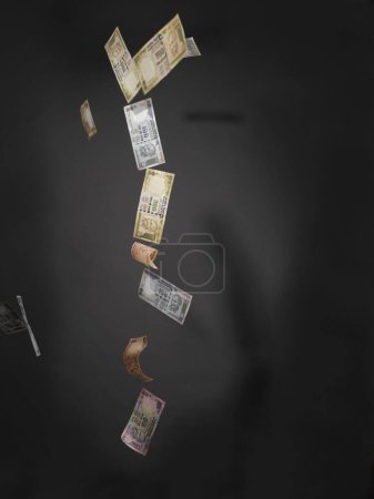 Téléchargez les photos : Billets en monnaie indienne flottant dans l'air - en image libre de droit