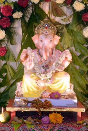 Téléchargez les photos : Idole richement décorée du seigneur Ganesh éléphant dirigé dieu pour le festival Ganpati, Bombay Mumbai, Maharashtra, Inde - en image libre de droit