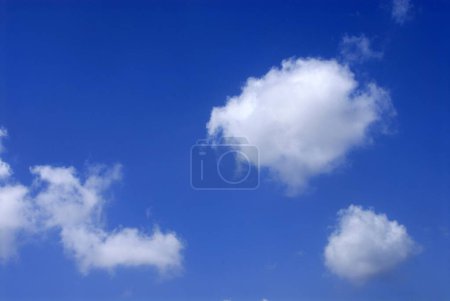 Téléchargez les photos : Nuages blancs et ciel bleu à Bombay Mumbai, Maharashtra, Inde - en image libre de droit