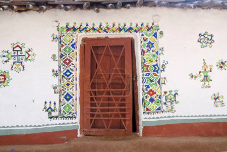 Foto de Puerta con pintura mural en Shilpagram, Udaipur, Rajastán, India - Imagen libre de derechos