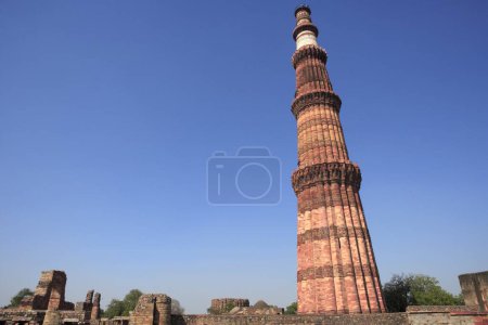 Téléchargez les photos : Qutab Minar construit en 1311tour de grès rouge, Delhi, Inde Patrimoine mondial de l'UNESCO - en image libre de droit
