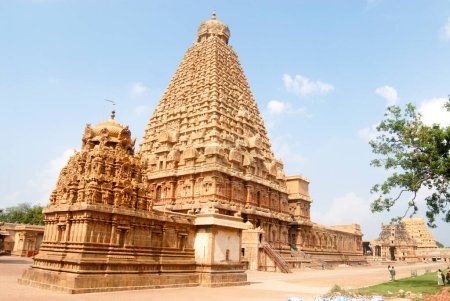 Téléchargez les photos : Grand Poruvudaiyar Koyil Vimanam gopuram sur le temple sacré Brihadeshwara dédié au seigneur Shiva, Thanjavur, Tamil Nadu, Inde Patrimoine mondial de l'UNESCO - en image libre de droit
