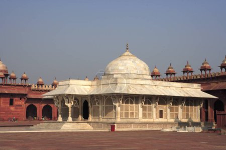 Téléchargez les photos : Tombeau de Shaikh Salim Chishti en marbre blanc dans la cour des mosquées Jami à Fatehpur Sikri construit pendant la seconde moitié du XVIe siècle, Agra, Uttar Pradesh, Inde Patrimoine mondial de l'UNESCO - en image libre de droit