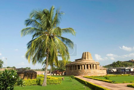 Téléchargez les photos : Temple de Durga ou forteresse, Aihole, Karnataka, Inde - en image libre de droit
